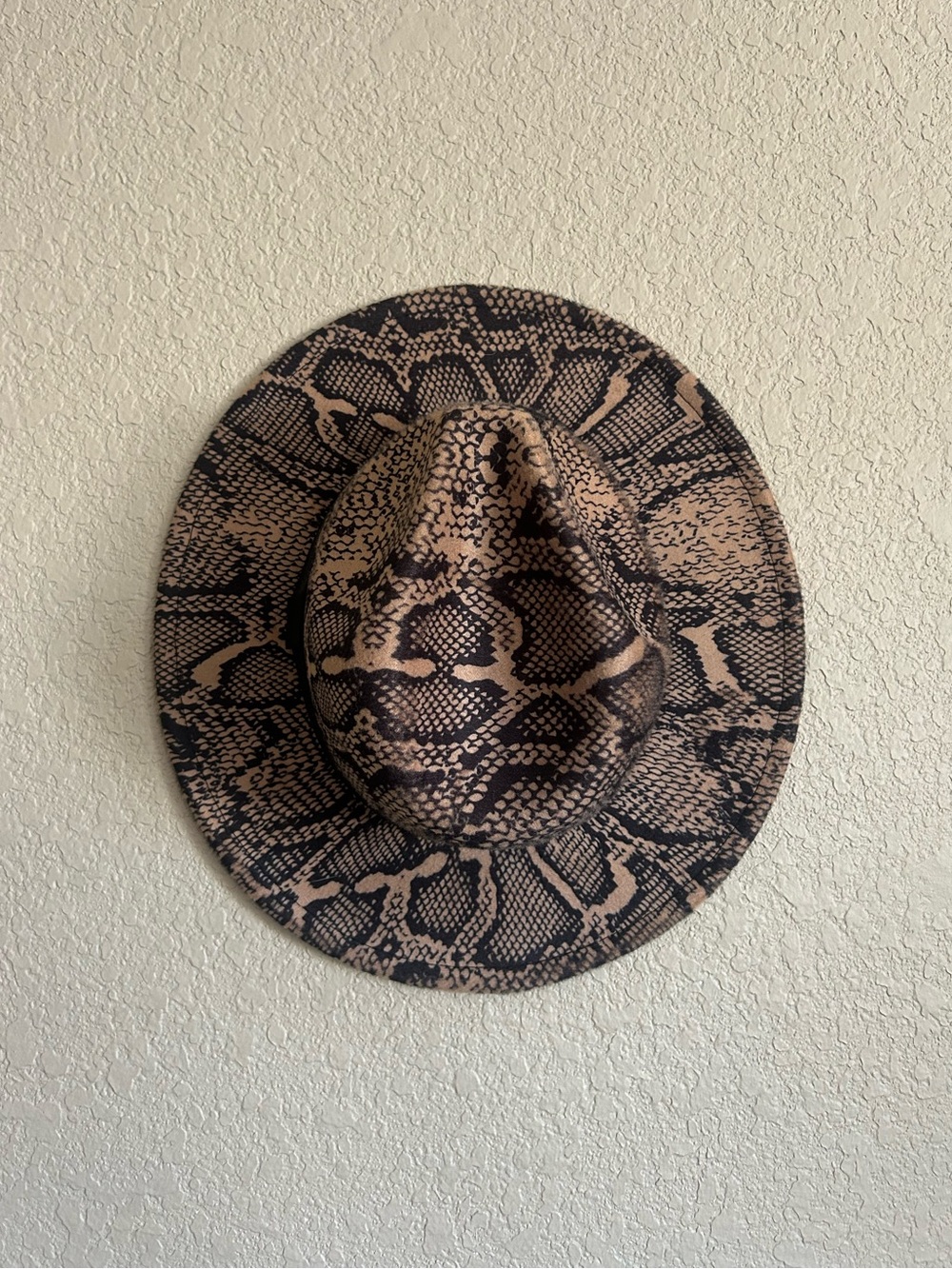 Like New Brown and Black Snake Skin Fedora Women’s - Picture 2 of 8
